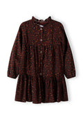 Braun gepunktetes Kleid mit Rüschensaum, Knopfleiste, langen Ärmeln und ausgestelltem Rock. Aus weichem, strukturiertem Stoff gefertigt.