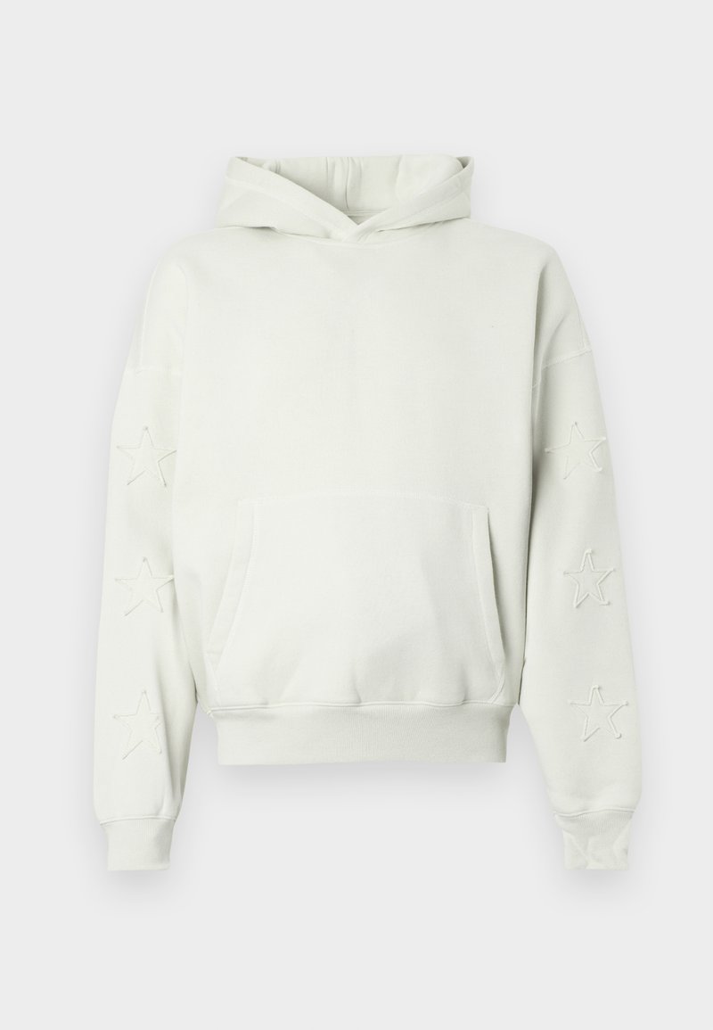 Hellgrauer Kapuzenpullover mit einer Fronttasche, Stern-Stickerei an den Ärmeln, gerippten Bündchen und Saum sowie einer Kordelzugkapuze. Hergestellt aus weichem Baumwollmaterial.