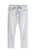 Hellblaue Slim-Fit-Jeans mit fünf Taschen, Knopfverschluss und subtilen Verwaschungen an den Oberschenkeln, flach auf weißem Hintergrund ausgelegt.