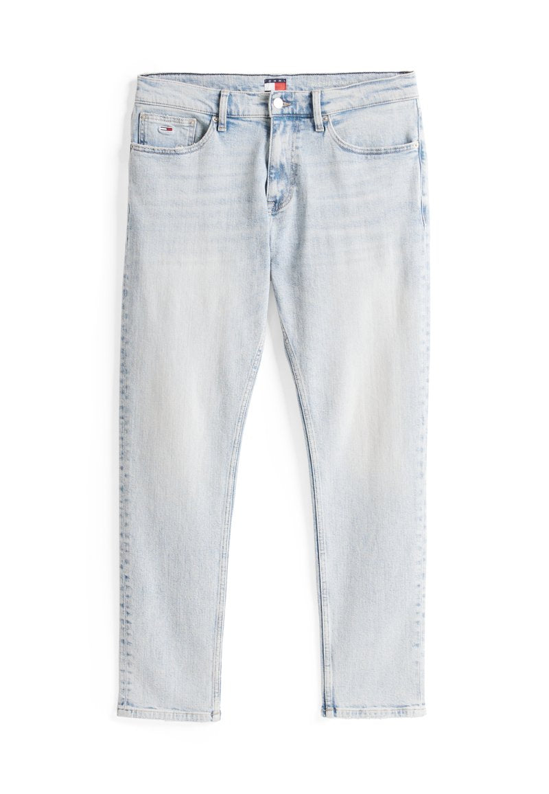Hellblaue Slim-Fit-Jeans mit fünf Taschen, Knopfverschluss und subtilen Verwaschungen an den Oberschenkeln, flach auf weißem Hintergrund ausgelegt.