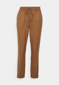 Braune, gestreifte Hose aus weicherm Stoff, mit einem elastischen Bund und einem Zugband sowie einem tapered Design; am Knöchel umgeschlagen.