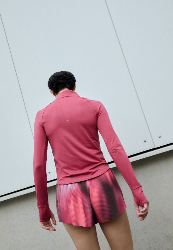 Nike Performance SWIFT - Long sleeved top - sweet beet/(reflective silv)