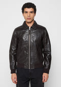 Braune Lederjacke mit Reißverschluss vorne, überschnittenem Kragen, gerippten Bündchen und Saum. Verfügt über zwei Seitentaschen, glatte Textur und körpernahe Passform.
