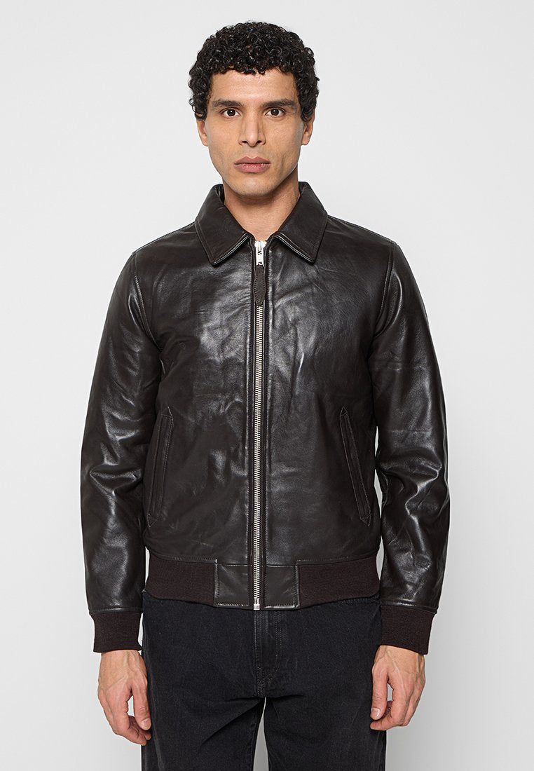 Braune Lederjacke mit Reißverschluss vorne, überschnittenem Kragen, gerippten Bündchen und Saum. Verfügt über zwei Seitentaschen, glatte Textur und körpernahe Passform.