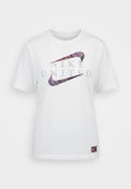 Weißes kurzärmeliges T-Shirt mit zwei lila-pinken Leopardenmuster-Nike-Swooshes und dem Text "NIKE UNITED" auf der Vorderseite.