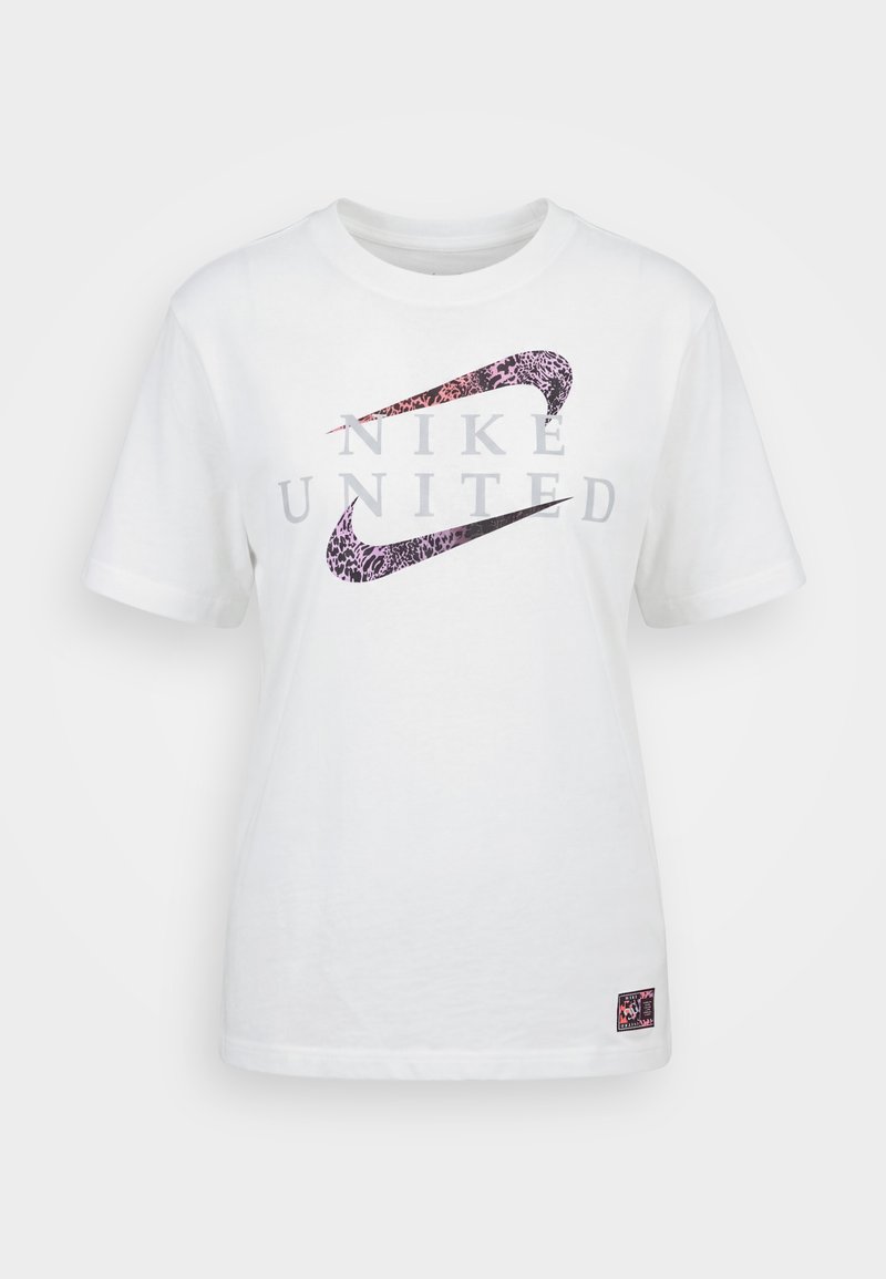Weißes kurzärmeliges T-Shirt mit zwei lila-pinken Leopardenmuster-Nike-Swooshes und dem Text "NIKE UNITED" auf der Vorderseite.