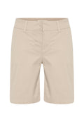 Beige Baumwollshorts mit flachem Schnitt, Gürtelschlaufen und Seitentaschen. Der Stoff wirkt glatt mit geradem Schnitt und gesäumten Kanten.