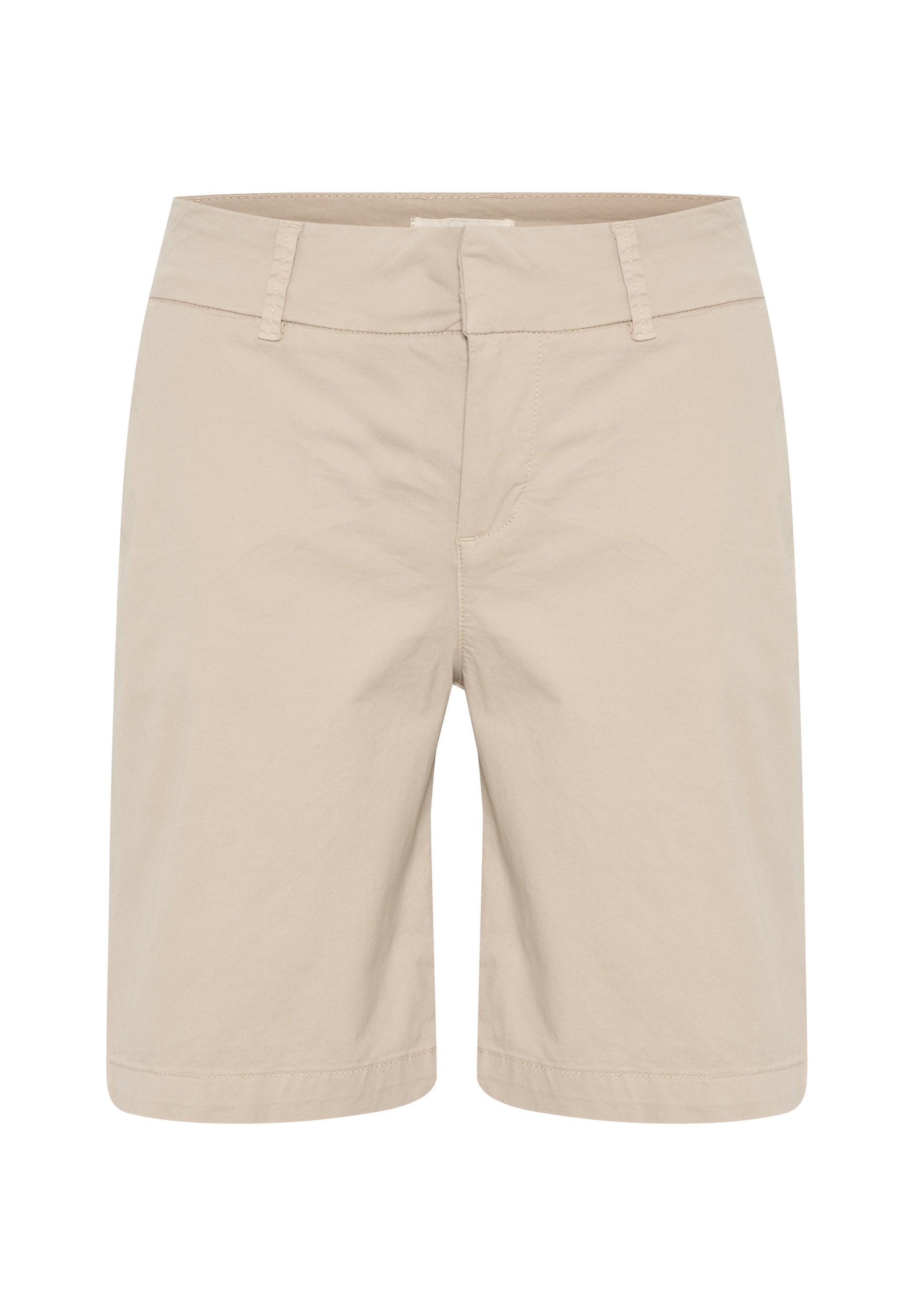 Beige Baumwollshorts mit flachem Schnitt, Gürtelschlaufen und Seitentaschen. Der Stoff wirkt glatt mit geradem Schnitt und gesäumten Kanten.
