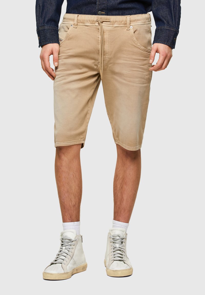 Khaki-Shorts mit einem lockeren Schnitt, aus weichem Baumwollmix. Mit einem Bund mit Gürtelschlaufen und fünf Taschen.