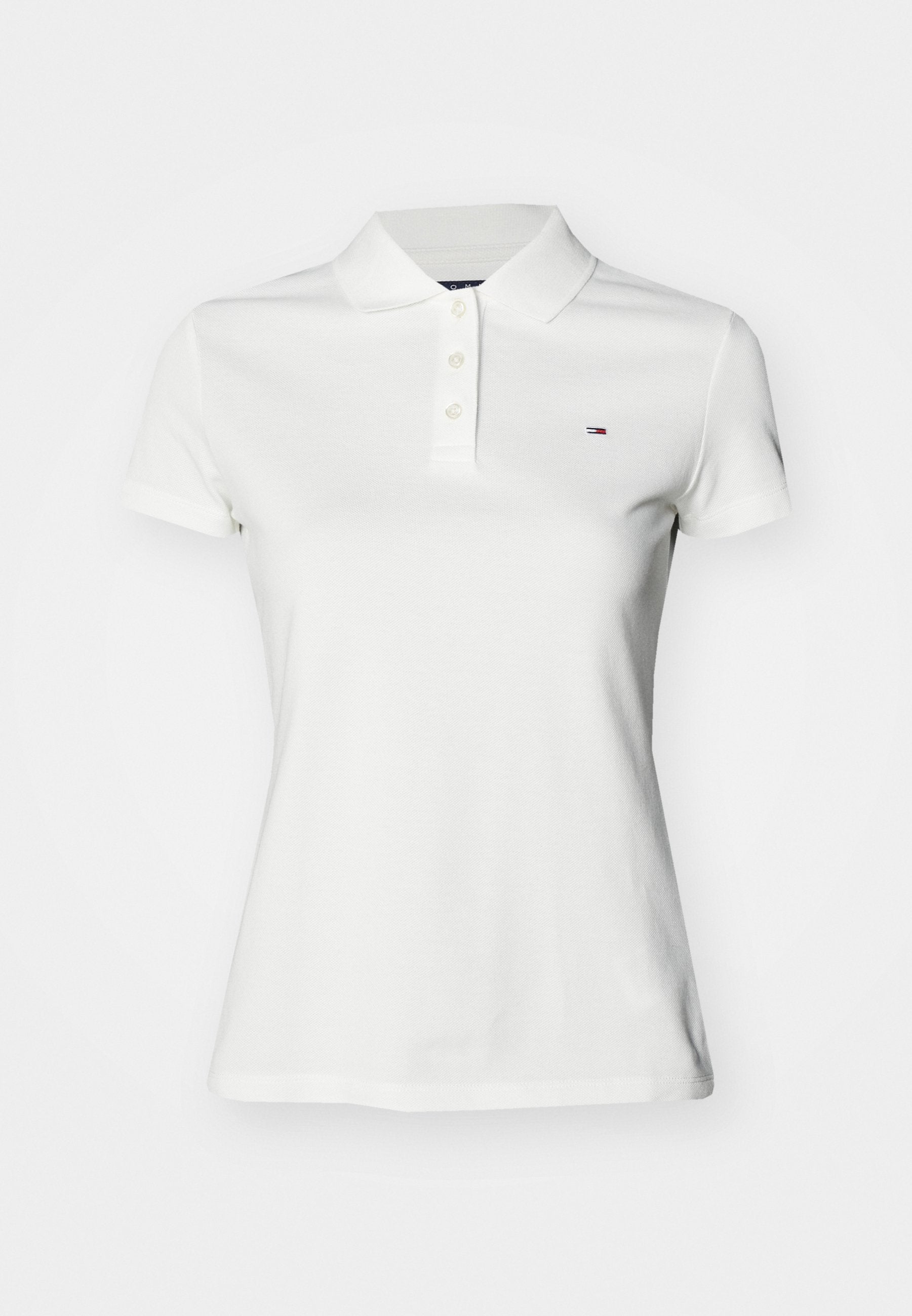 Weißes Polohemd mit kurzen Ärmeln, Kragen und drei Knöpfen, mit kleinem Tommy Hilfiger-Logo auf der linken Brust.