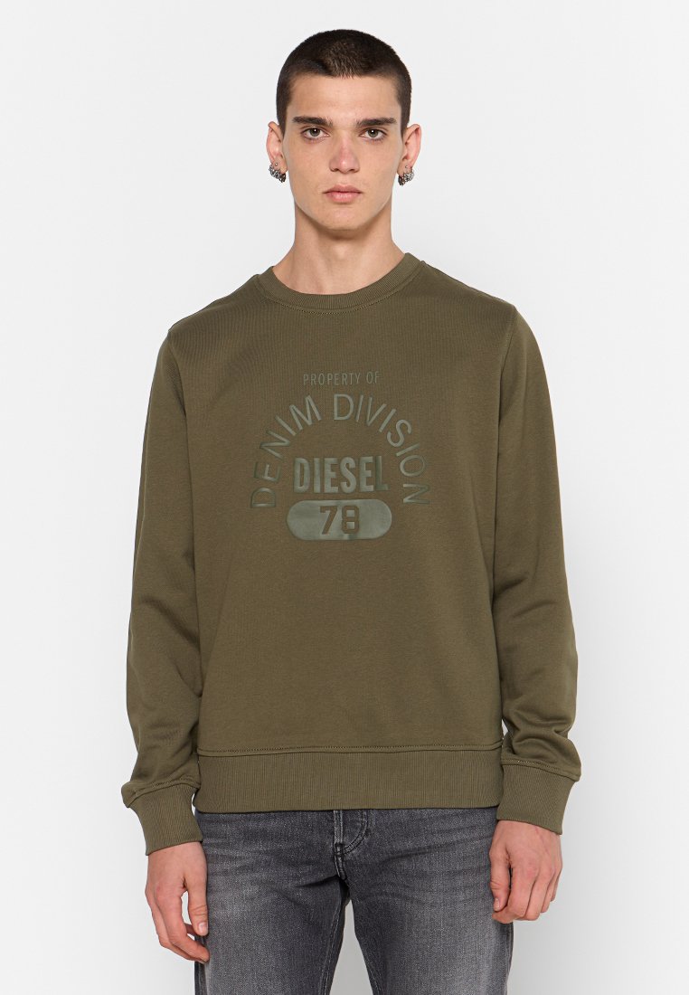 Olivgrüner Sweatshirt mit geripptem Struktur, Rundhalsausschnitt und bedrucktem "PROPERTY OF DENIM DIVISION DIESEL 78"-Grafik in kontrastierender Farbe.