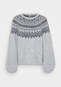 Hellgrauer gestrickter Pullover mit runder Ausschnittform, langen Ballonärmeln und einem geometrischen Muster in dunkleren Farbtönen entlang des Halsausschnitts.
