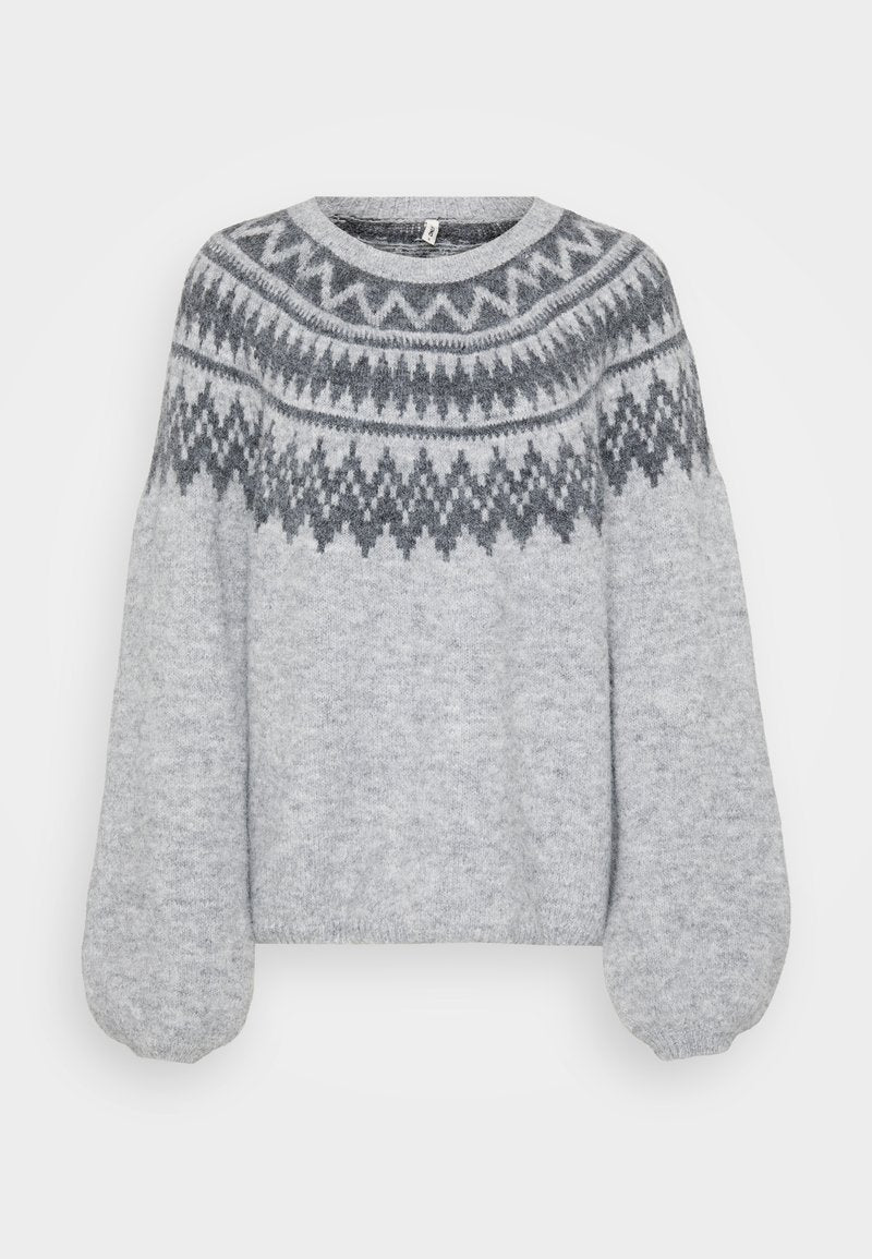 Hellgrauer gestrickter Pullover mit runder Ausschnittform, langen Ballonärmeln und einem geometrischen Muster in dunkleren Farbtönen entlang des Halsausschnitts.