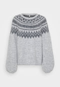 Hellgrauer gestrickter Pullover mit runder Ausschnittform, langen Ballonärmeln und einem geometrischen Muster in dunkleren Farbtönen entlang des Halsausschnitts.