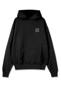 Schwarzer Kapuzenpullover aus weichem Stoff, mit einer Fronttasche und einem bestickten Blumenlogo auf der linken Brust.