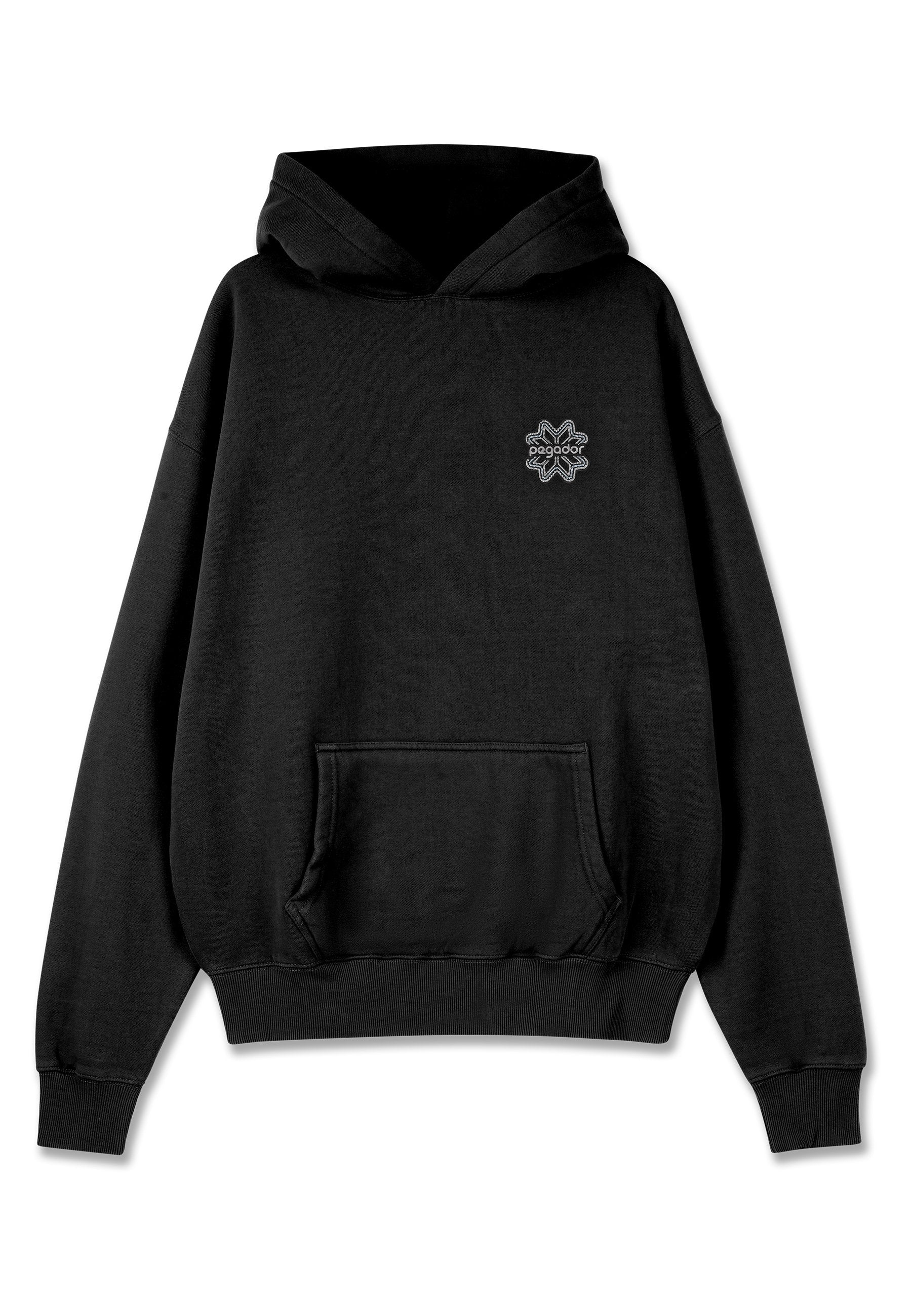 Schwarzer Kapuzenpullover aus weichem Stoff, mit einer Fronttasche und einem bestickten Blumenlogo auf der linken Brust.
