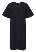 Schwarzes knielanges Kleid mit kurzen weiten Ärmeln, rundem Halsausschnitt und einem intricaten quadratischen Ösenmuster auf dem gesamten Stoff.
