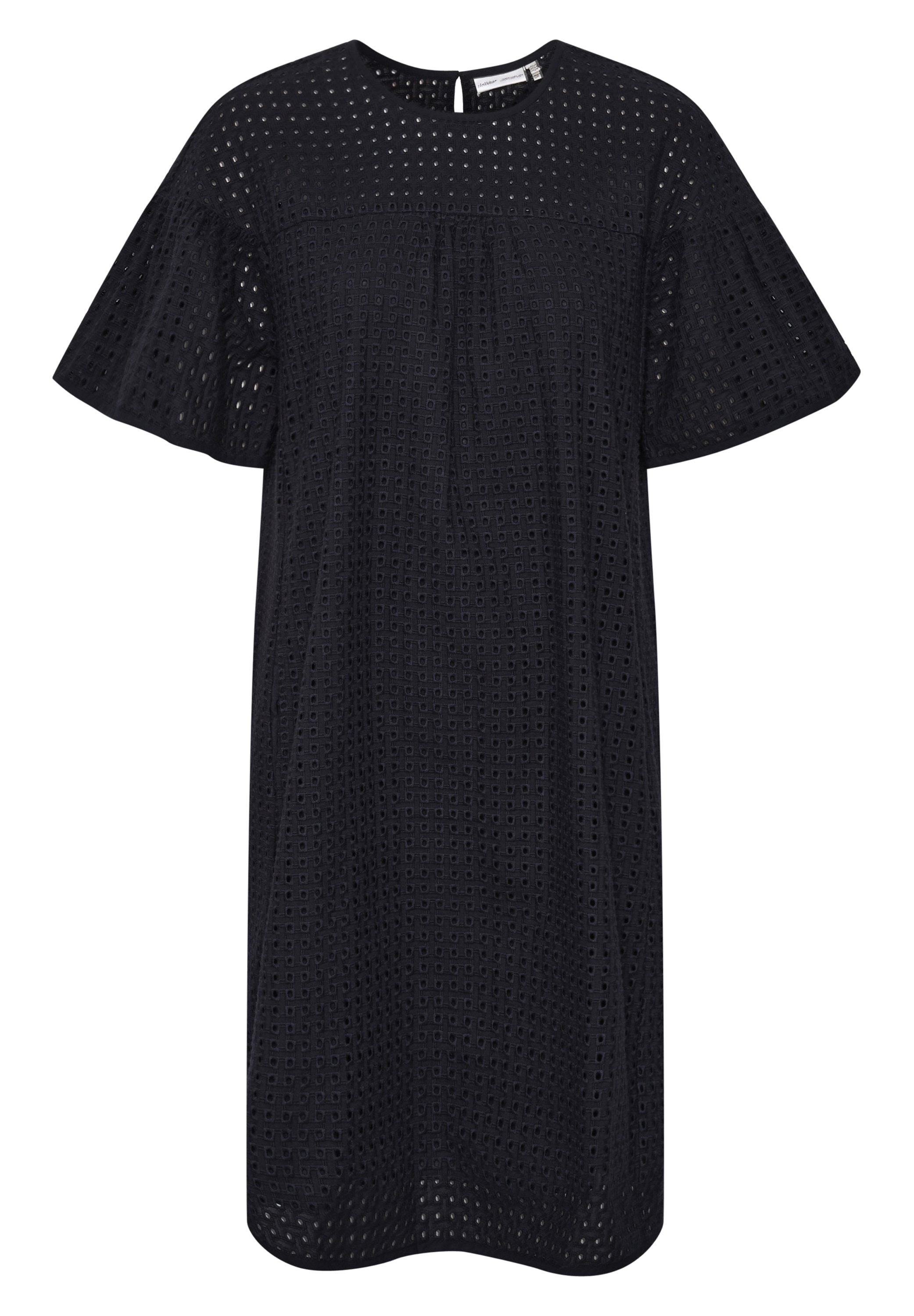 Schwarzes knielanges Kleid mit kurzen weiten Ärmeln, rundem Halsausschnitt und einem intricaten quadratischen Ösenmuster auf dem gesamten Stoff.