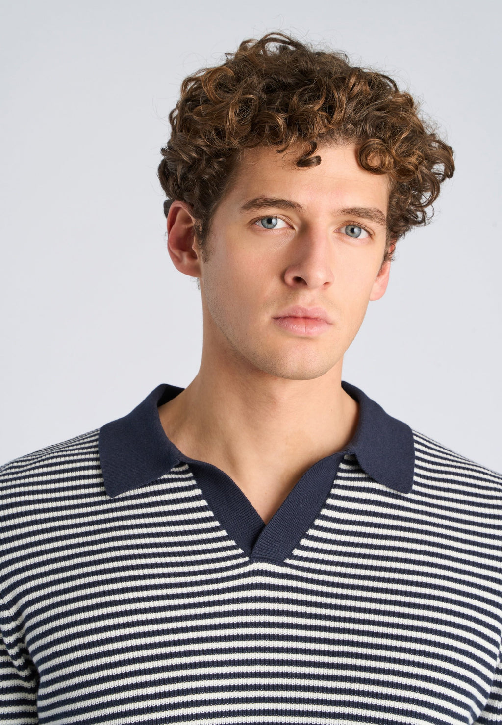 V-NECK  Media 6
