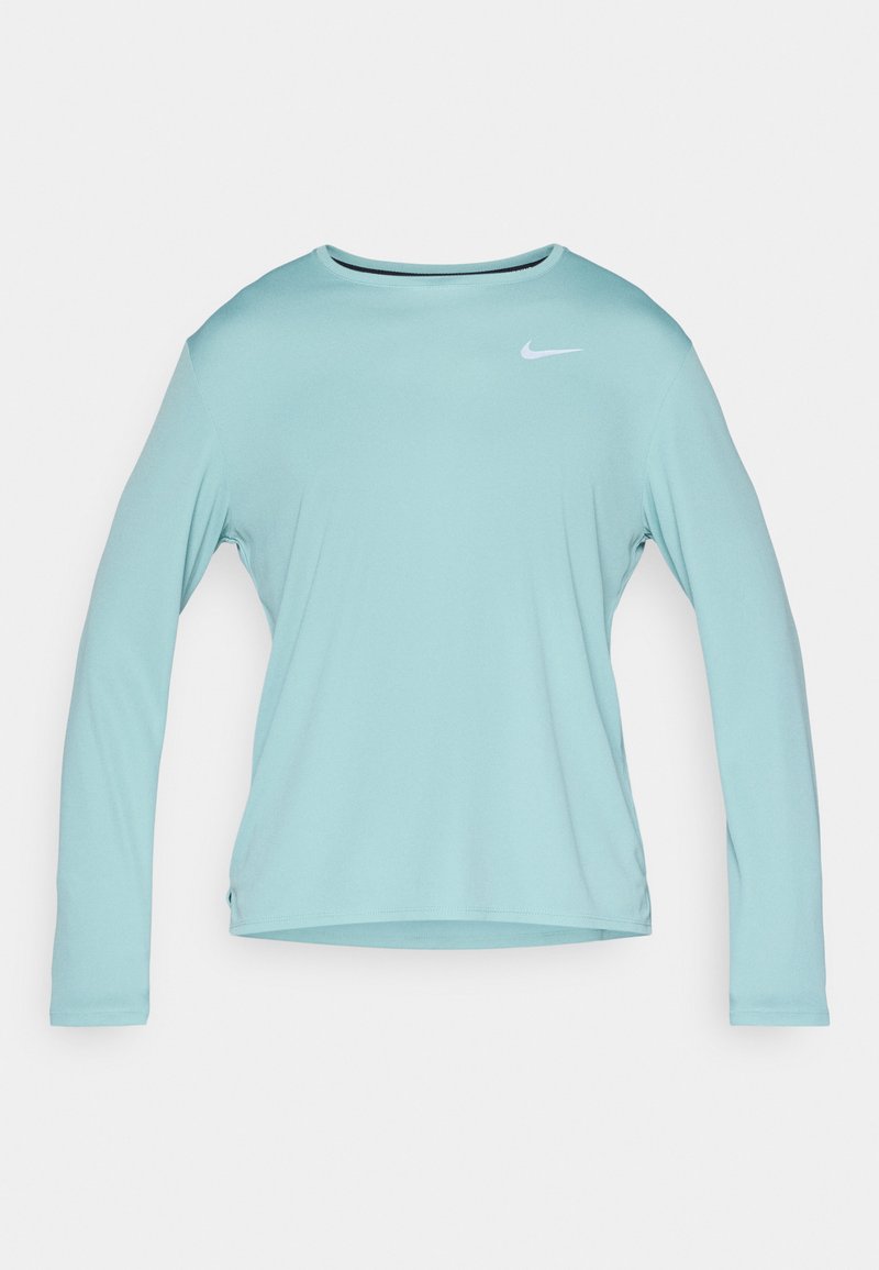 Langärmliges, hellblaues Sporthemd aus glattem Material, mit einem runden Halsausschnitt und einem kleinen weißen Nike-Logo auf der oberen linken Seite.
