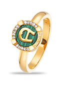 Goldring mit einer grün gestreiften ovalen Mitte und einem auffälligen 'C'-Logo, umgeben von klaren Kristallakzenten. Glattes Banddesign.