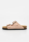 Beige Wildleder-Slide-Sandale mit zwei verstellbaren Metallschnallen, Korkfußbett, schwarzer Sohle und Bayton-Logo an der Seite.