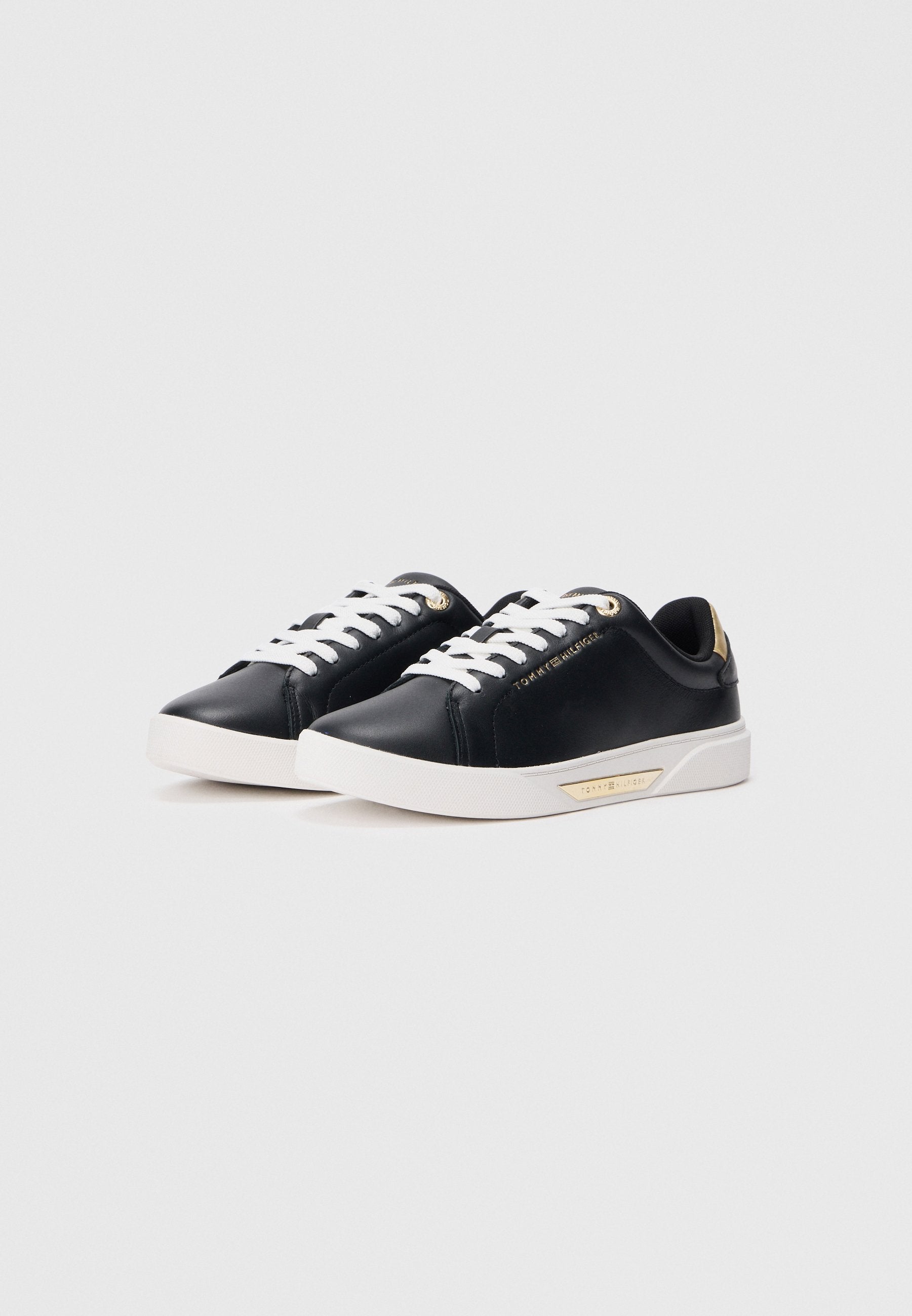 LEATHER LOGO PLAQUE COURT TRAINERS Media 2
