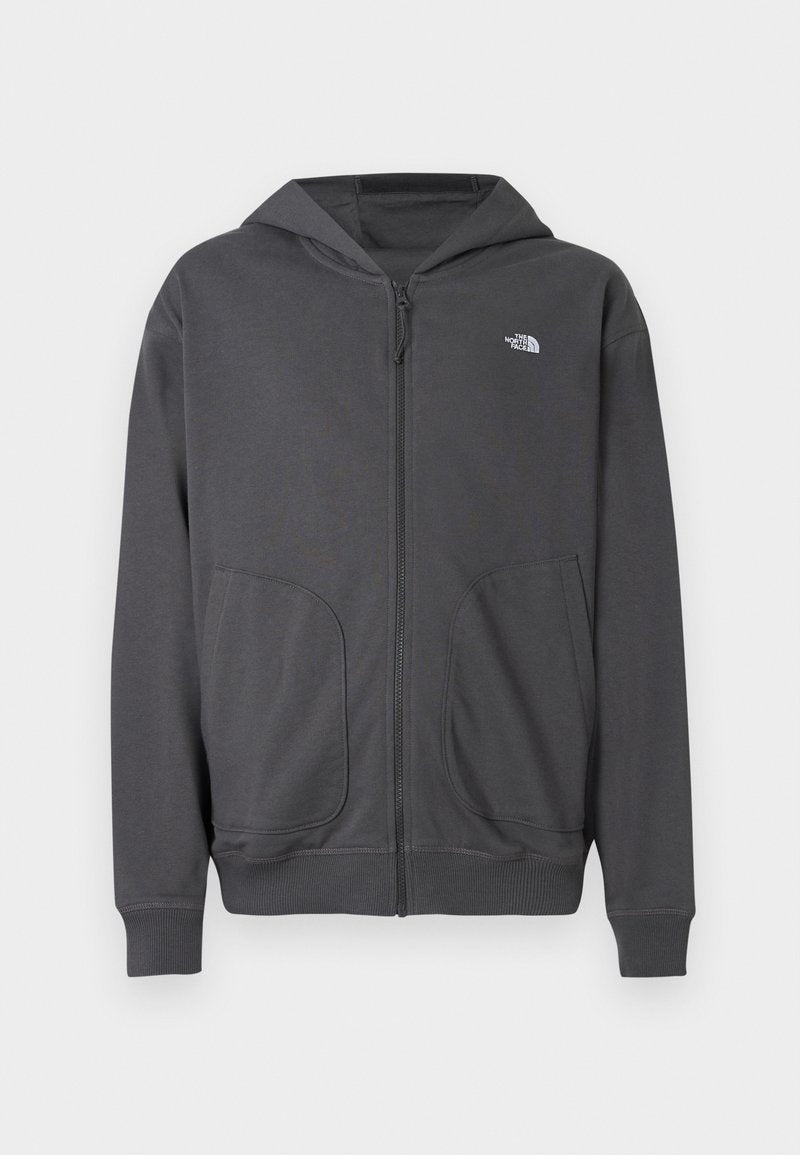 Grauer Kapuzenpullover mit Reißverschluss aus weichem Stoff, mit Kängurutasche, gerippten Bündchen und einem kleinen Logo auf der linken Brust.