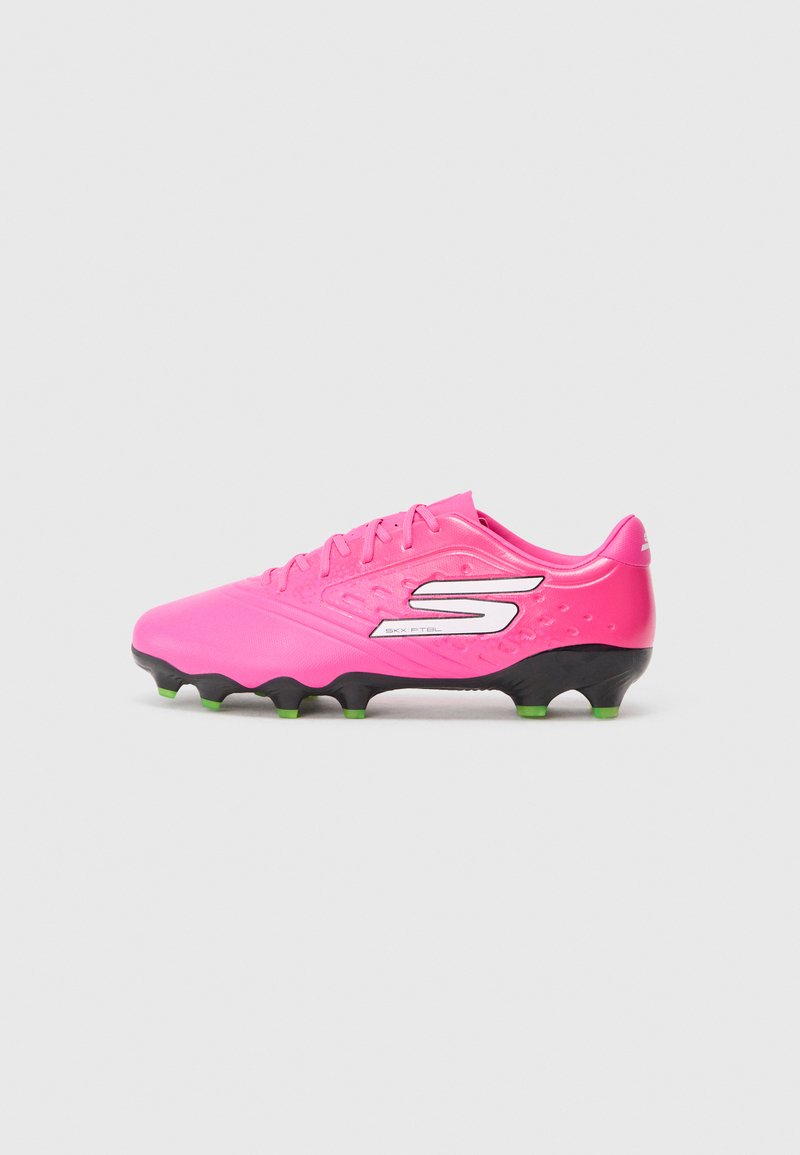 Rosa Fußballschuhe mit strukturiertem Obermaterial, weißen Logo-Details und einer schwarzen Außensohle mit grünen Stollen für Traktion.