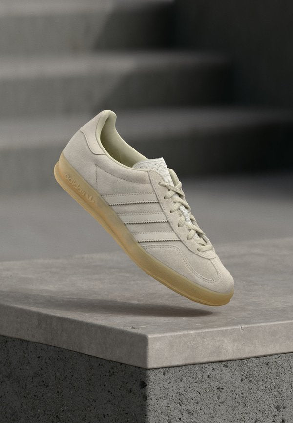 adidas Originals GAZELLE INDOOR - Trainers - grey one/putty grey