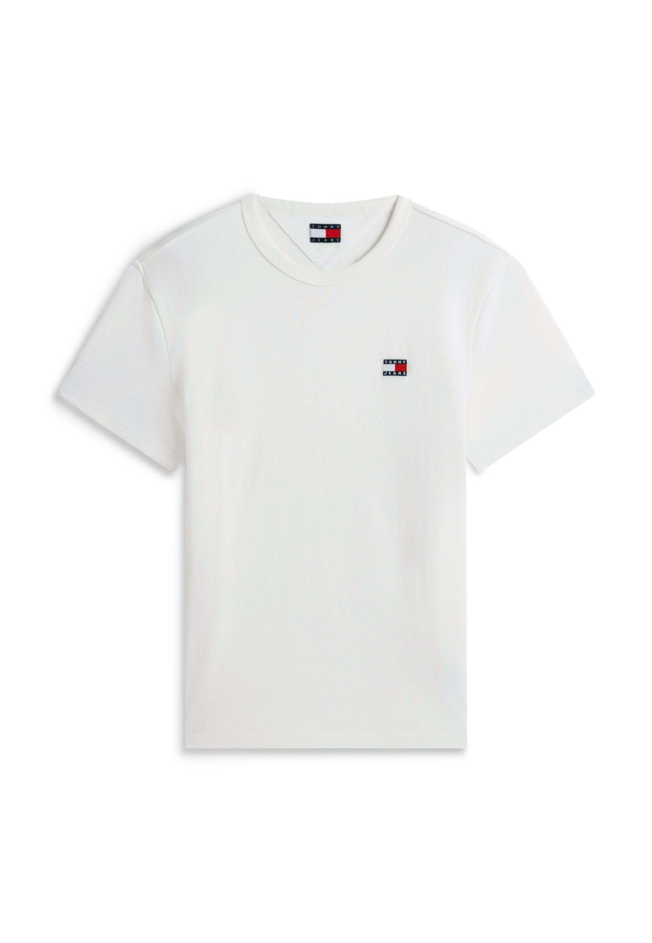Weißes T-Shirt mit kurzen Ärmeln und Rundhalsausschnitt, mit kleinem rechteckigem Tommy Jeans Logo in Rot, Weiß und Blau auf der linken Brust.