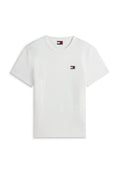 Weißes T-Shirt mit kurzen Ärmeln und Rundhalsausschnitt, mit kleinem rechteckigem Tommy Jeans Logo in Rot, Weiß und Blau auf der linken Brust.