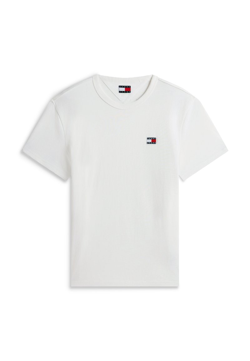 Weißes T-Shirt mit kurzen Ärmeln und Rundhalsausschnitt, mit kleinem rechteckigem Tommy Jeans Logo in Rot, Weiß und Blau auf der linken Brust.