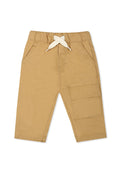 Beige Cargo-Hosen mit einem elastischen Bund, weißem Kordelzug und seitlichen Taschen. Sie verfügen über eine große Cargotasche am rechten Bein.