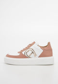 Sneaker mit einem Obermaterial aus weißem Leder, hellrosa Lederakzenten und einem metallischen Logodetail. Verfügt über eine dicke, weiße Gummisohle.