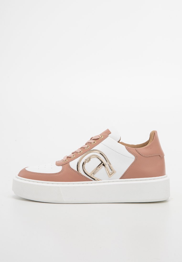 Sneaker mit einem Obermaterial aus weißem Leder, hellrosa Lederakzenten und einem metallischen Logodetail. Verfügt über eine dicke, weiße Gummisohle.