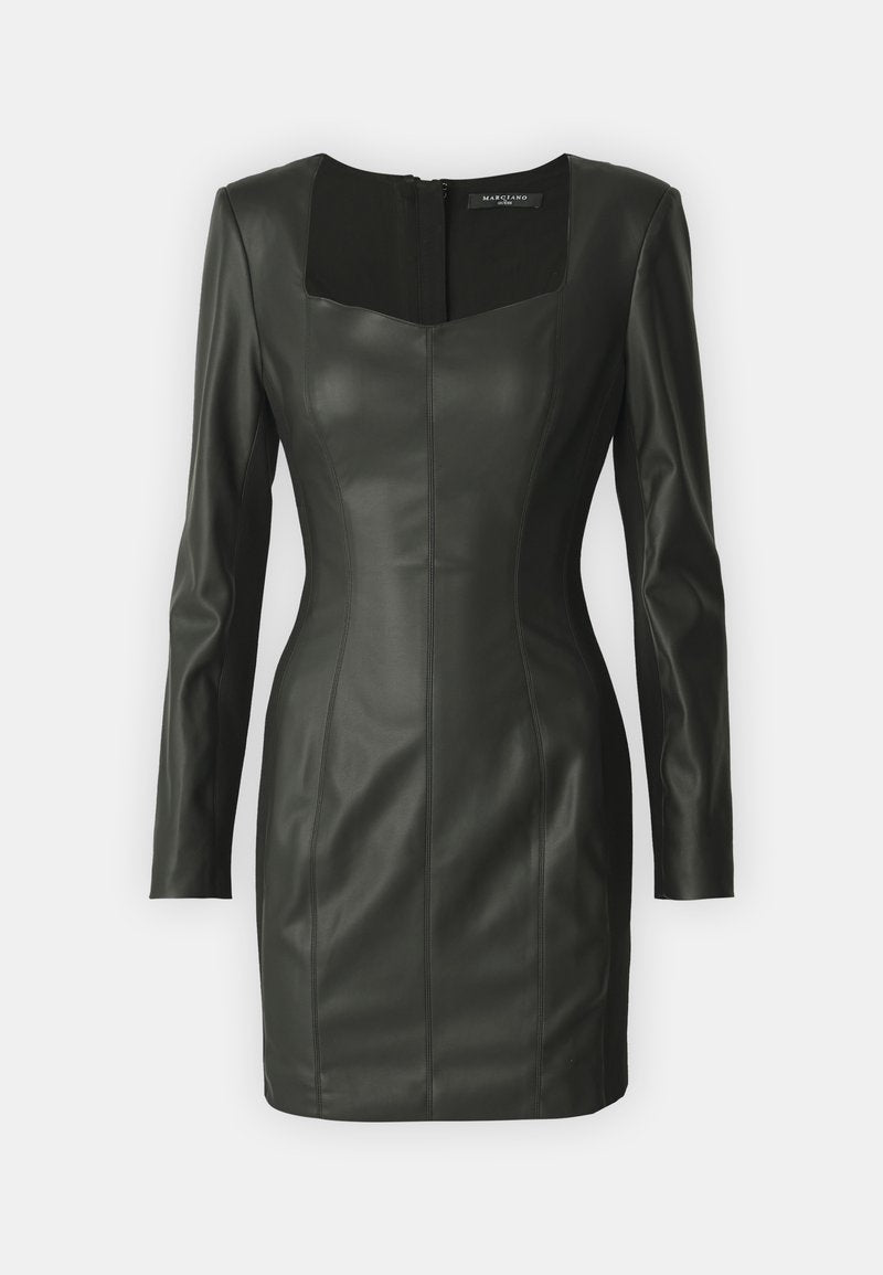 Schwarzes Lederkleid mit langen Ärmeln, quadratischem Ausschnitt und figurbetontem Design. Verfügt über vertikale Nähte und einen Reißverschluss hinten.