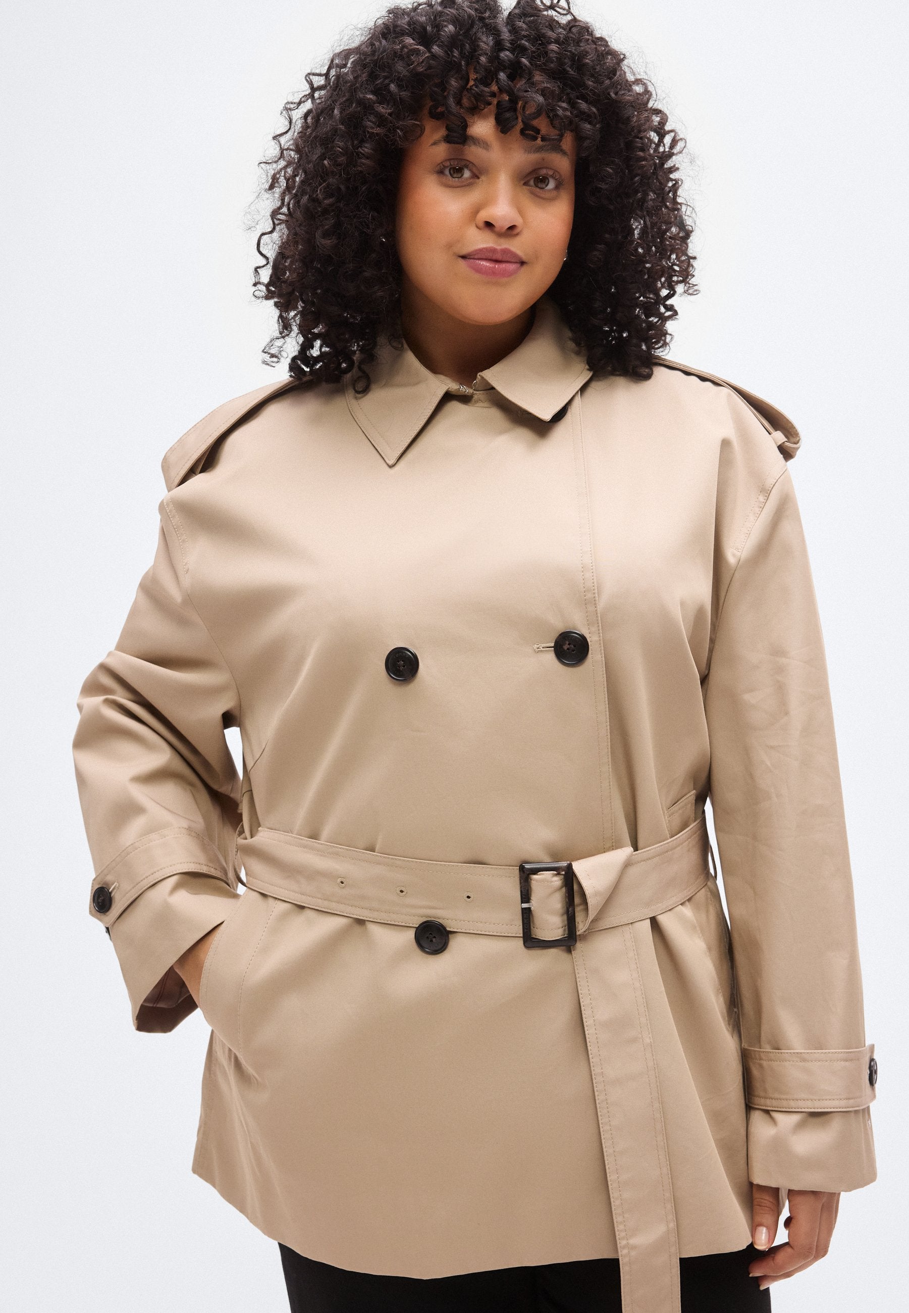 CURVE BELTED RELAXED SHORT TRENCH COAT Media 5