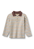 Beige und hellblau gestreiftes Langarm-Poloshirt mit braunem Kragen und zwei Holzknöpfen, für Kinder entworfen.
