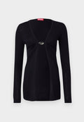 Schwarze Langarm-Bluse mit tiefem V-Ausschnitt, verziert mit gerafftem Stoff in der Mitte und silbernem Hardware-Akzent an der Brust. Weicher Stoff mit angenehmer Textur.