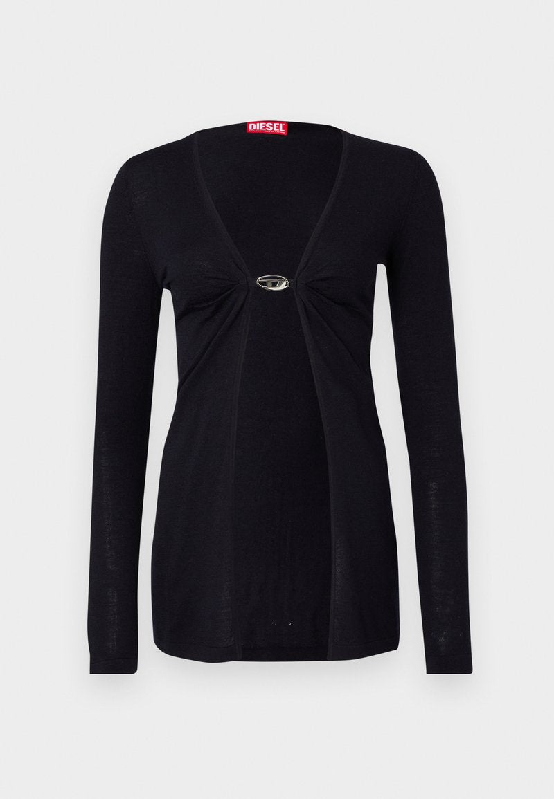 Schwarze Langarm-Bluse mit tiefem V-Ausschnitt, verziert mit gerafftem Stoff in der Mitte und silbernem Hardware-Akzent an der Brust. Weicher Stoff mit angenehmer Textur.