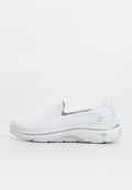Weißer sportlicher Sneaker zum Hineinschlüpfen mit Mesh-Obermaterial, gepolsterter Sohle und Zuglasche an der Ferse, entwickelt für Komfort und Unterstützung des Fußgewölbes.