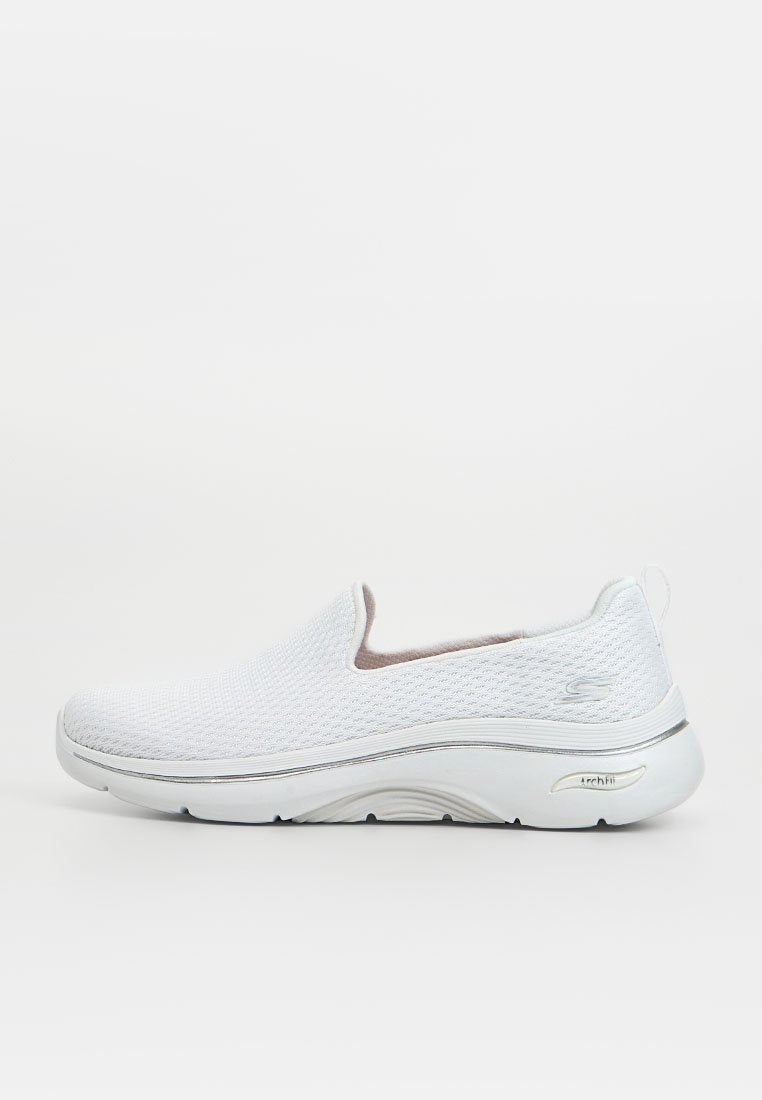 Weißer sportlicher Sneaker zum Hineinschlüpfen mit Mesh-Obermaterial, gepolsterter Sohle und Zuglasche an der Ferse, entwickelt für Komfort und Unterstützung des Fußgewölbes.