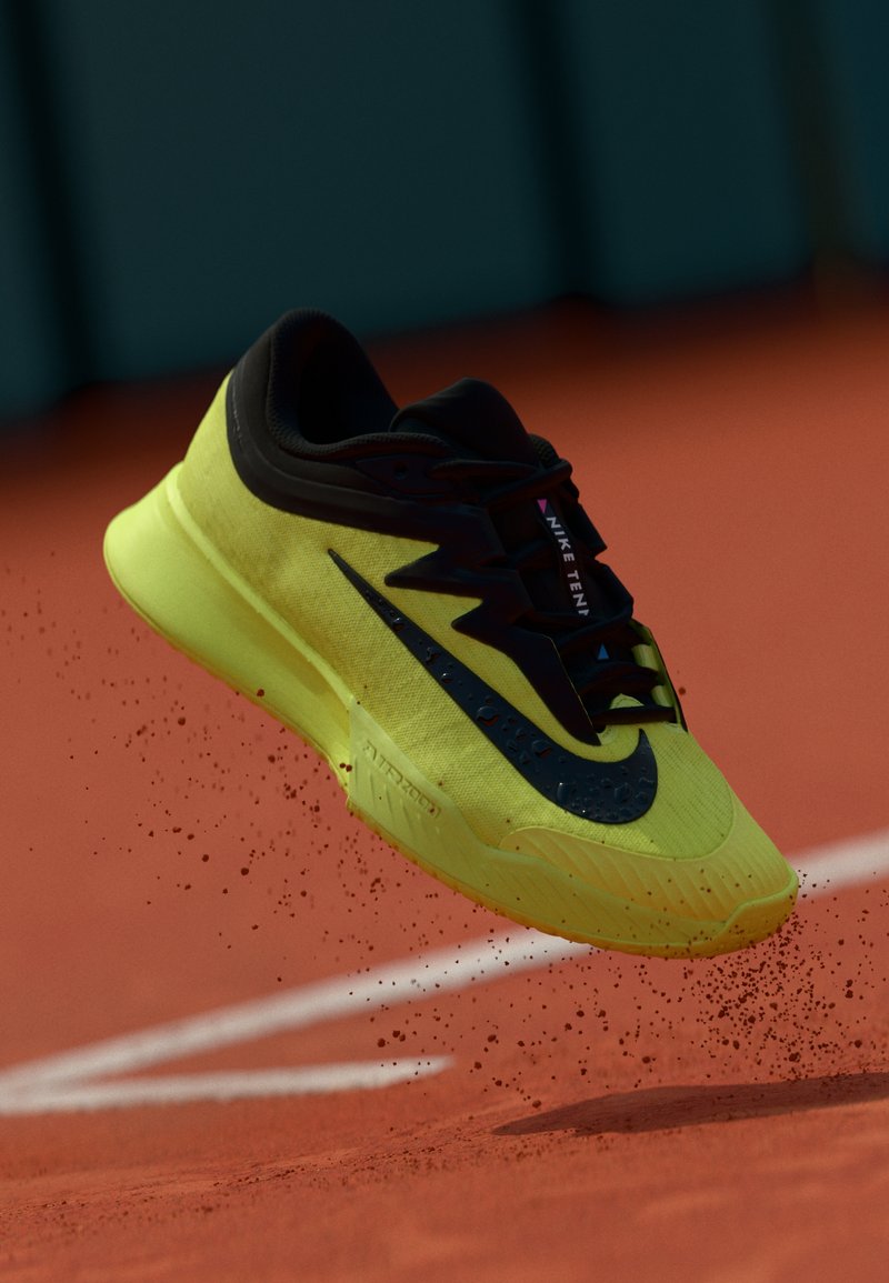 Schwarzer und neongelber Sportschuh mit strukturiertem Obermaterial und elegantem Design, das ein deutlich sichtbares Logo und eine gepolsterte Sohle aufweist.