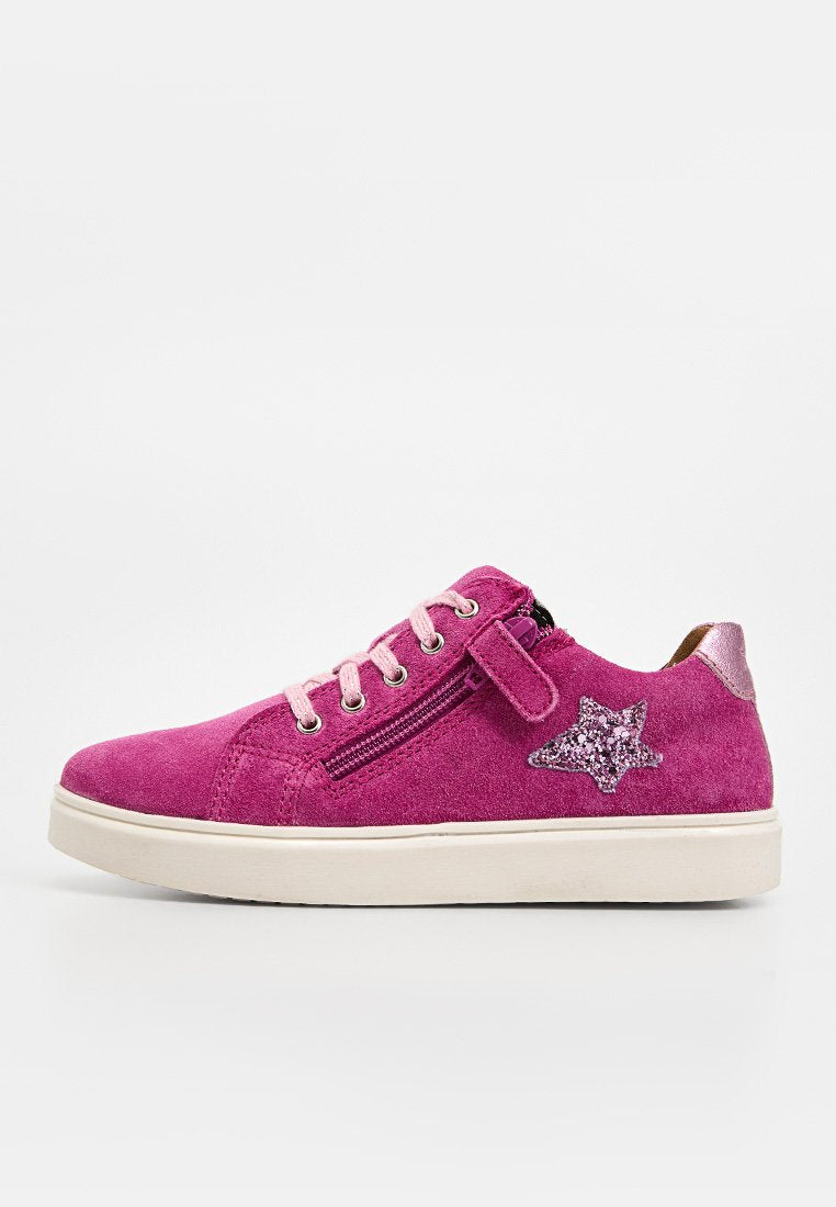 Rosa Wildledersneaker mit hellrosa Schnürsenkeln, seitlichem Reißverschluss, glitzerndem Sternpatch und weißer Sohle, von der Außenseite betrachtet.