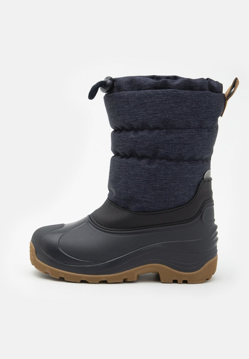 Schneestiefel mit einem Obermaterial aus navy Stoff, gepolsterter Textur und schwarzem Gummi unterhalb. Verfügt über einen Kordelzugverschluss und eine sandfarbene Gummisohle.