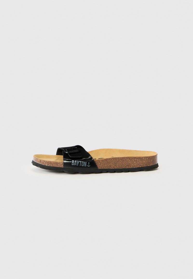 Schwarze Rutsch-Sandale mit Korksohle und verstellbarem Riemen, der das "BAYTON"-Logo und ein Ankersymbol auf hellgrauem Hintergrund zeigt.