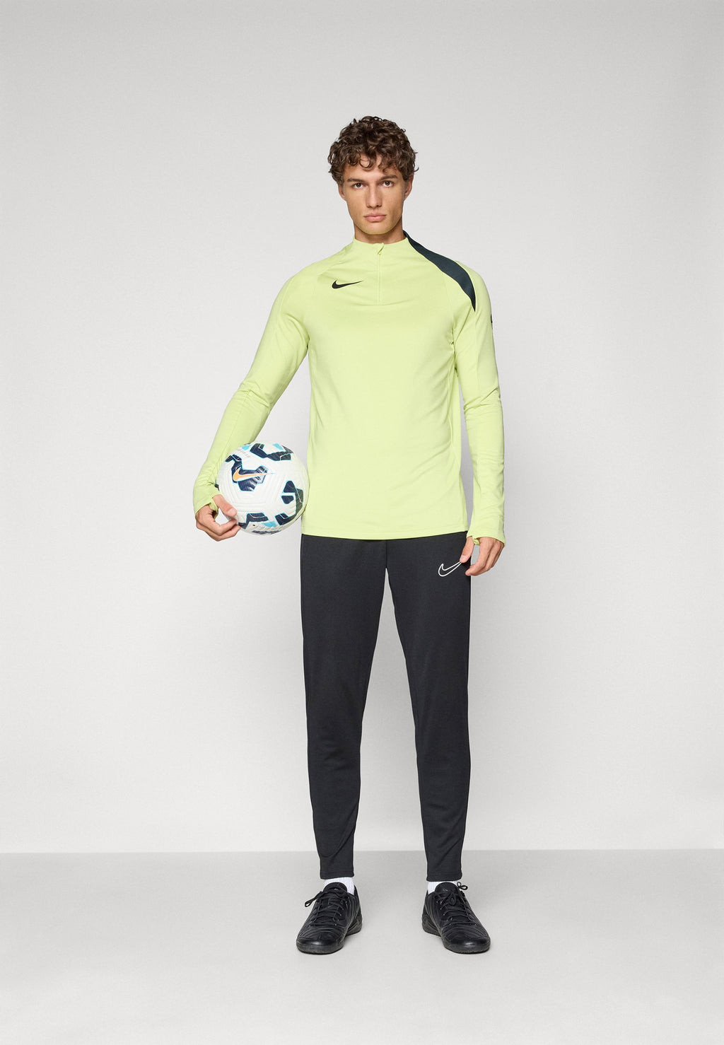 Nike Performance STRIKE T90