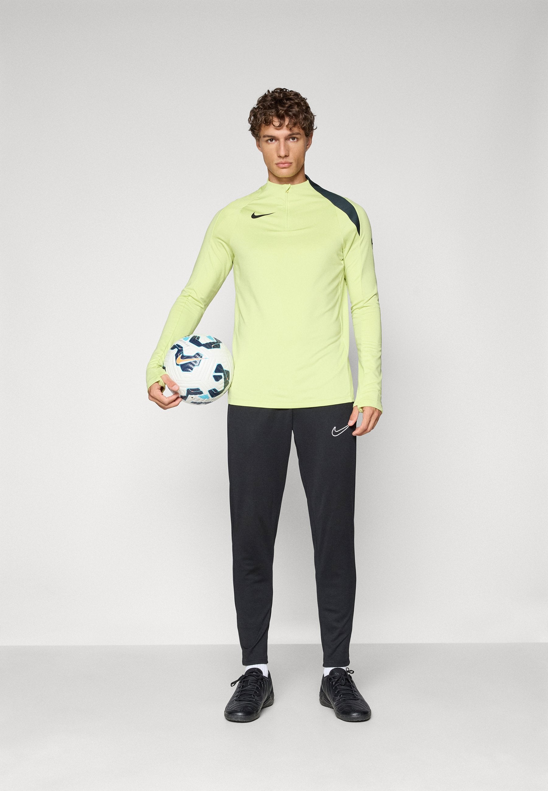 Nike Performance STRIKE T90