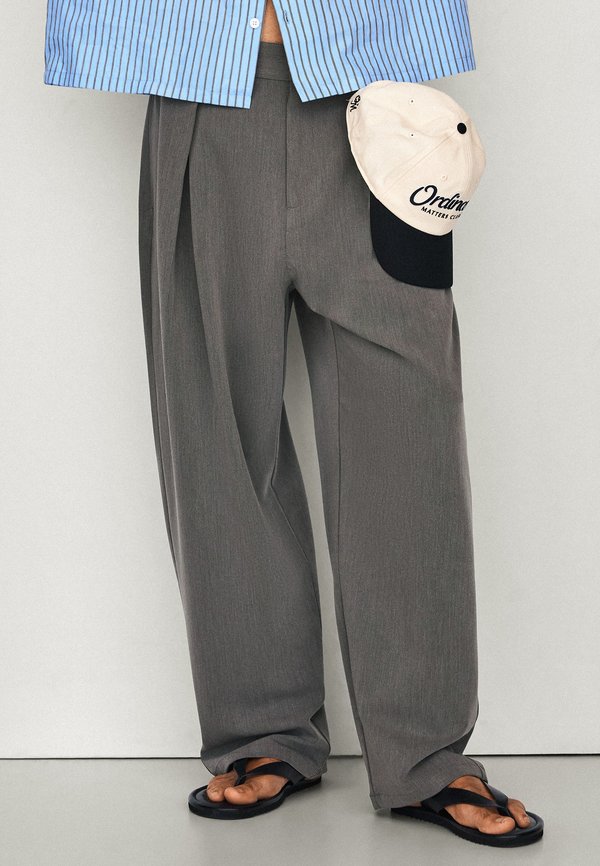 Bershka TAILORED BAGGY - Trousers - dark grey